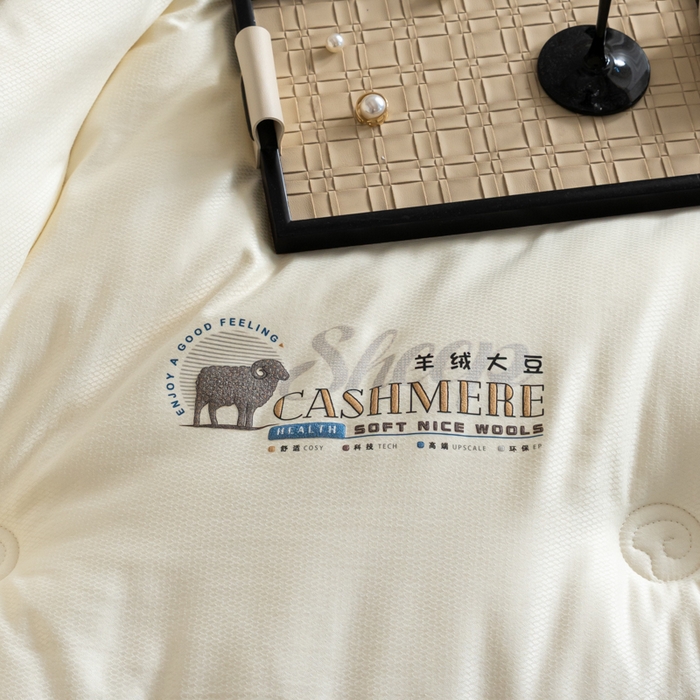 91家纺网 家纺一手货源 找家纺 丽卡家纺 2025年秋冬新品希贝尔羊绒大豆被被子被芯 希贝尔羊绒大豆被-白色