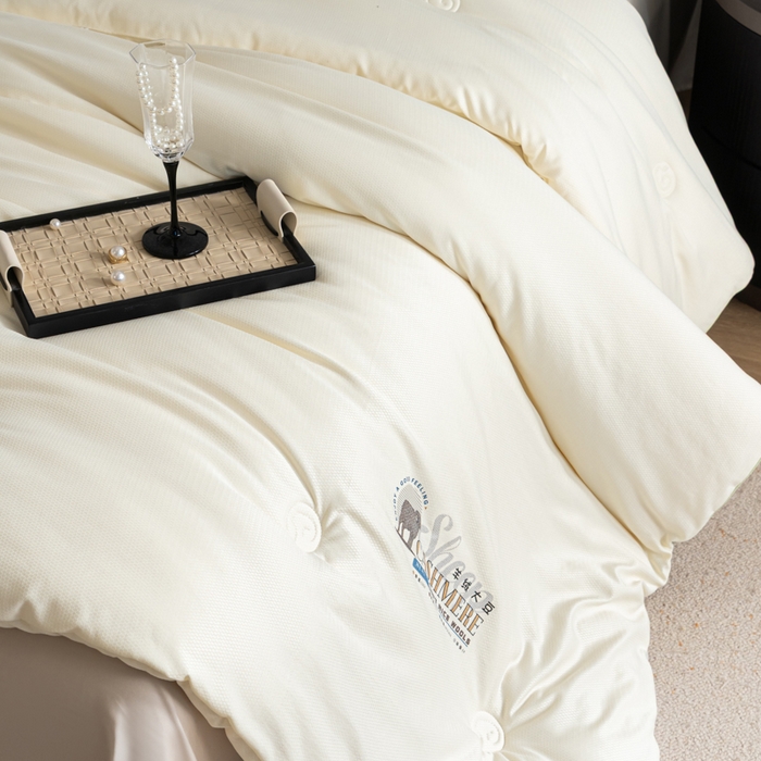 91家纺网 家纺一手货源 找家纺 丽卡家纺 2025年秋冬新品希贝尔羊绒大豆被被子被芯 希贝尔羊绒大豆被-白色