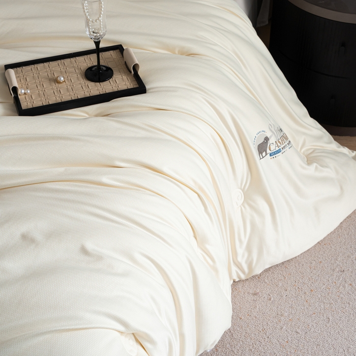 91家纺网 家纺一手货源 找家纺 丽卡家纺 2025年秋冬新品希贝尔羊绒大豆被被子被芯 希贝尔羊绒大豆被-白色