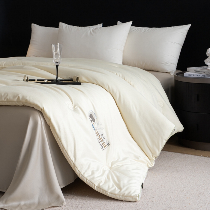 91家纺网 家纺一手货源 找家纺 丽卡家纺 2025年秋冬新品希贝尔羊绒大豆被被子被芯 希贝尔羊绒大豆被-白色