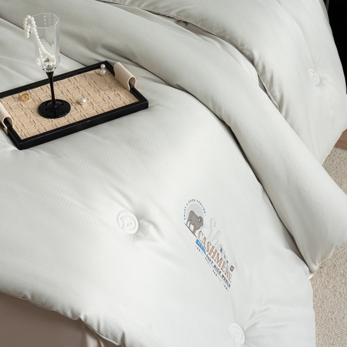 91家纺网 家纺一手货源 找家纺 丽卡家纺 2025年秋冬新品希贝尔羊绒大豆被被子被芯 希贝尔羊绒大豆被-灰色