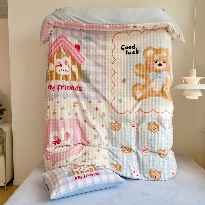 91家纺网 家纺一手货源 找家纺 摩妮卡 2025新款亲肤舒适泡泡绒大版卡通印花五件套 大版呆萌伙伴