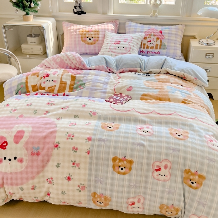 91家纺网 家纺一手货源 找家纺 摩妮卡 2025新款亲肤舒适泡泡绒大版卡通印花五件套 大版呆萌伙伴