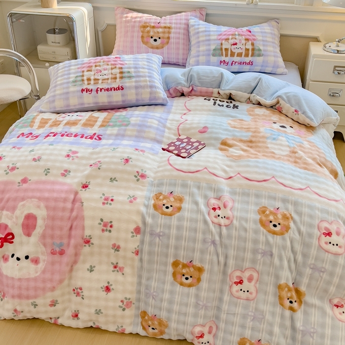 91家纺网 家纺一手货源 找家纺 摩妮卡 2025新款亲肤舒适泡泡绒大版卡通印花五件套 大版呆萌伙伴