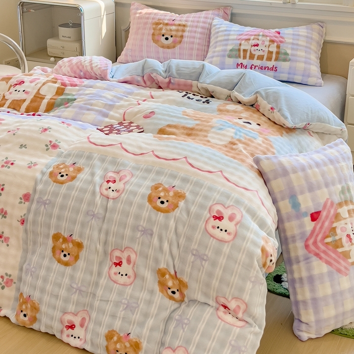 91家纺网 家纺一手货源 找家纺 摩妮卡 2025新款亲肤舒适泡泡绒大版卡通印花五件套 大版呆萌伙伴