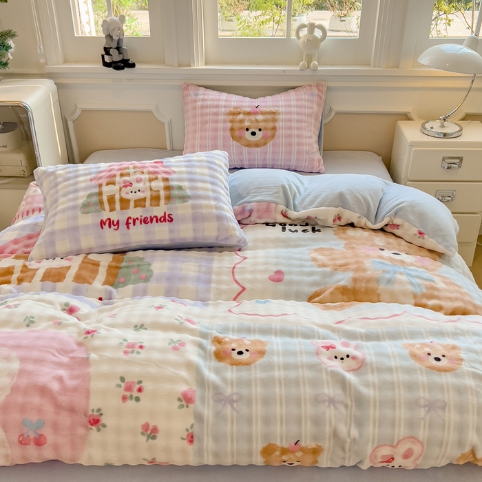 91家纺网 家纺一手货源 找家纺 摩妮卡 2025新款亲肤舒适泡泡绒大版卡通印花五件套 大版呆萌伙伴