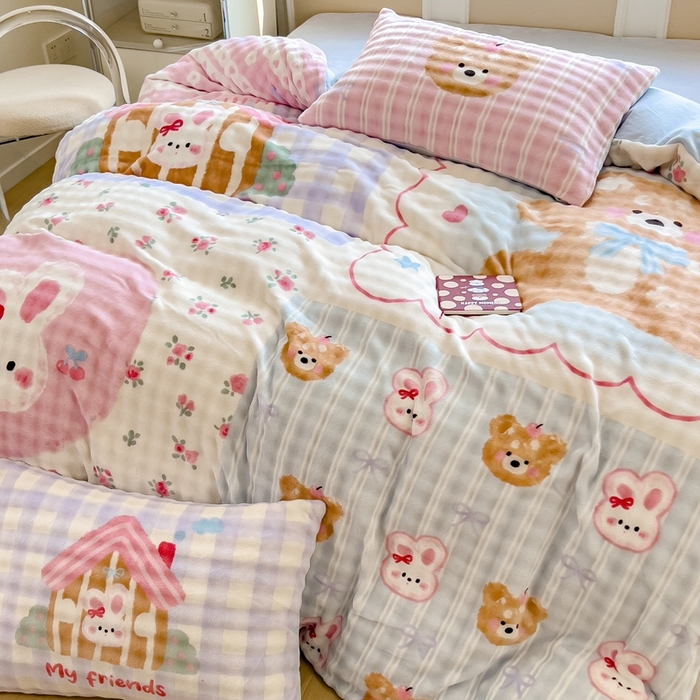 91家纺网 家纺一手货源 找家纺 摩妮卡 2025新款亲肤舒适泡泡绒大版卡通印花五件套 大版呆萌伙伴