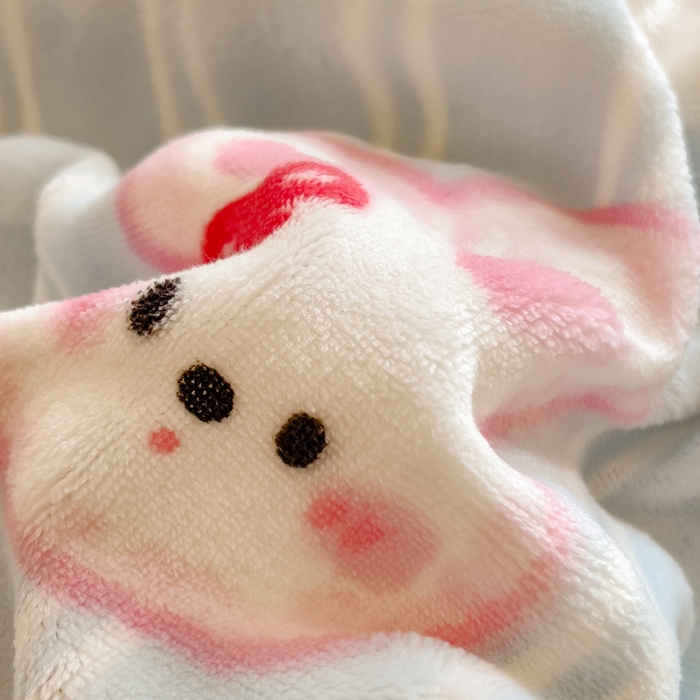 91家纺网 家纺一手货源 找家纺 摩妮卡 2025新款亲肤舒适泡泡绒大版卡通印花五件套 大版呆萌伙伴