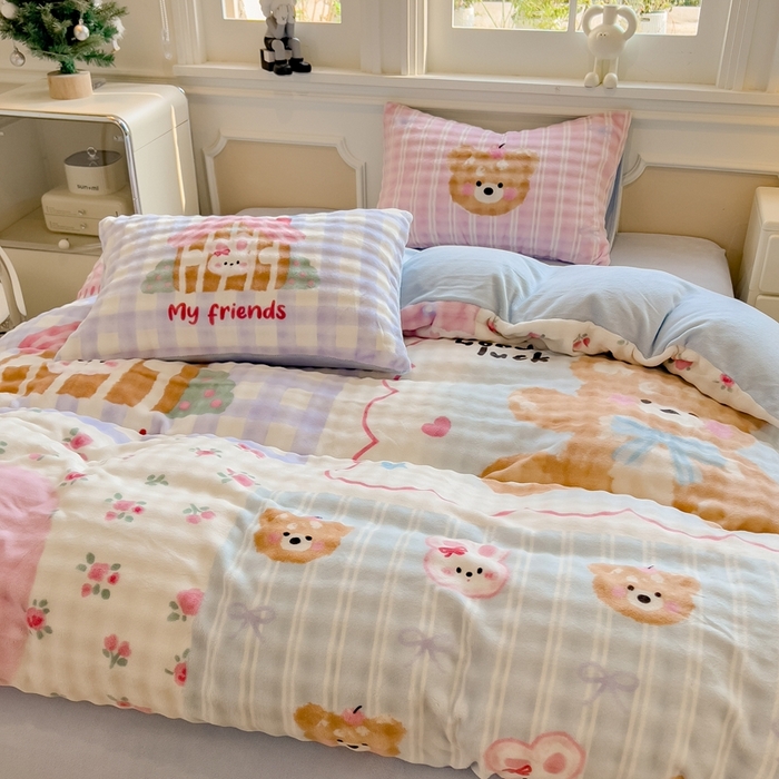 91家纺网 家纺一手货源 找家纺 摩妮卡 2025新款亲肤舒适泡泡绒大版卡通印花五件套 大版呆萌伙伴