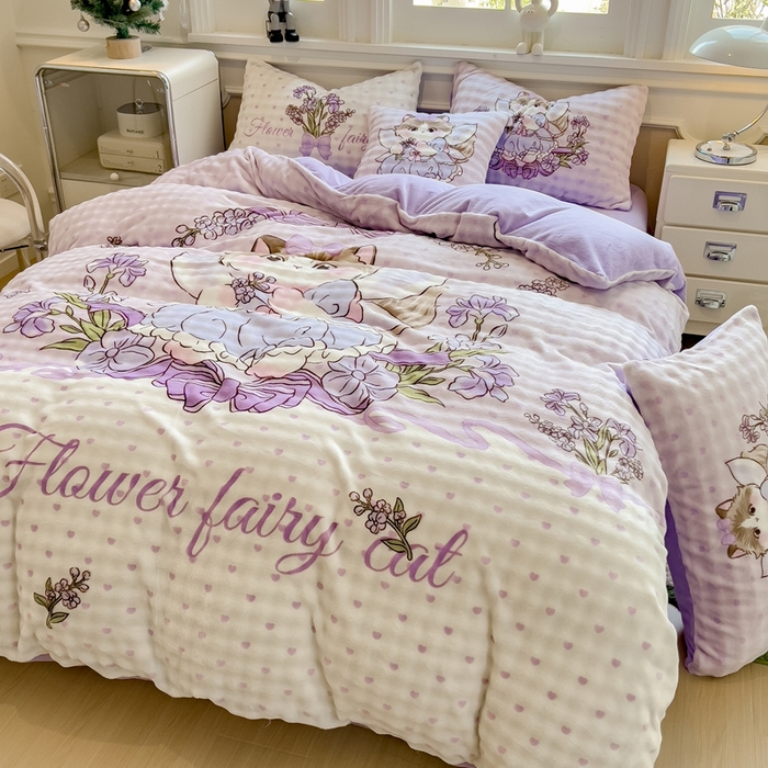 91家纺网 家纺一手货源 找家纺 摩妮卡 2025新款亲肤舒适泡泡绒大版卡通印花五件套 大版猫咪公主