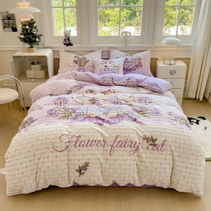 91家纺网 家纺一手货源 找家纺 摩妮卡 2025新款亲肤舒适泡泡绒大版卡通印花五件套 大版猫咪公主