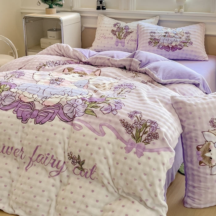 91家纺网 家纺一手货源 找家纺 摩妮卡 2025新款亲肤舒适泡泡绒大版卡通印花五件套 大版猫咪公主