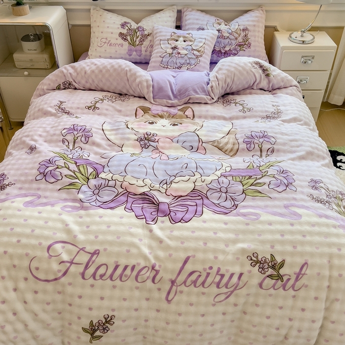 91家纺网 家纺一手货源 找家纺 摩妮卡 2025新款亲肤舒适泡泡绒大版卡通印花五件套 大版猫咪公主