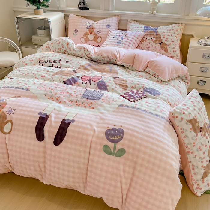 91家纺网 家纺一手货源 找家纺 摩妮卡 2025新款亲肤舒适泡泡绒大版卡通印花五件套 大版萌趣梦乡