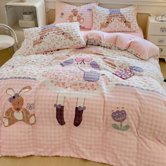 91家纺网 家纺一手货源 找家纺 摩妮卡 2025新款亲肤舒适泡泡绒大版卡通印花五件套 大版萌趣梦乡