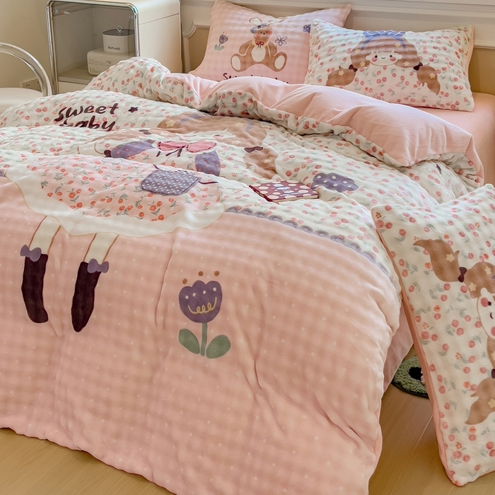 91家纺网 家纺一手货源 找家纺 摩妮卡 2025新款亲肤舒适泡泡绒大版卡通印花五件套 大版萌趣梦乡