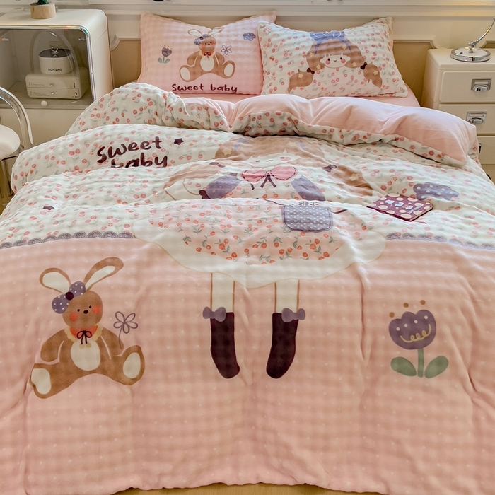 91家纺网 家纺一手货源 找家纺 摩妮卡 2025新款亲肤舒适泡泡绒大版卡通印花五件套 大版萌趣梦乡