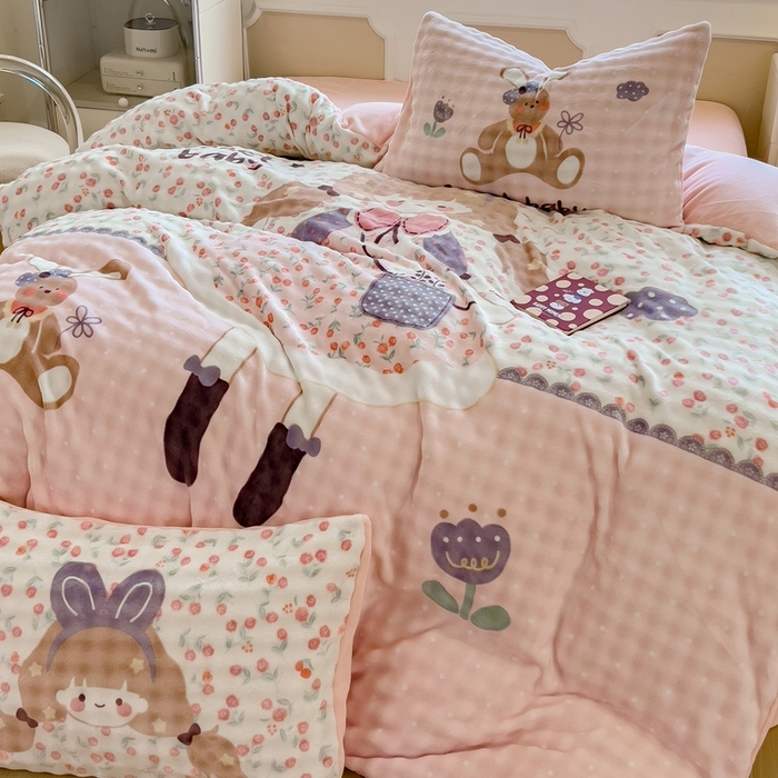 91家纺网 家纺一手货源 找家纺 摩妮卡 2025新款亲肤舒适泡泡绒大版卡通印花五件套 大版萌趣梦乡