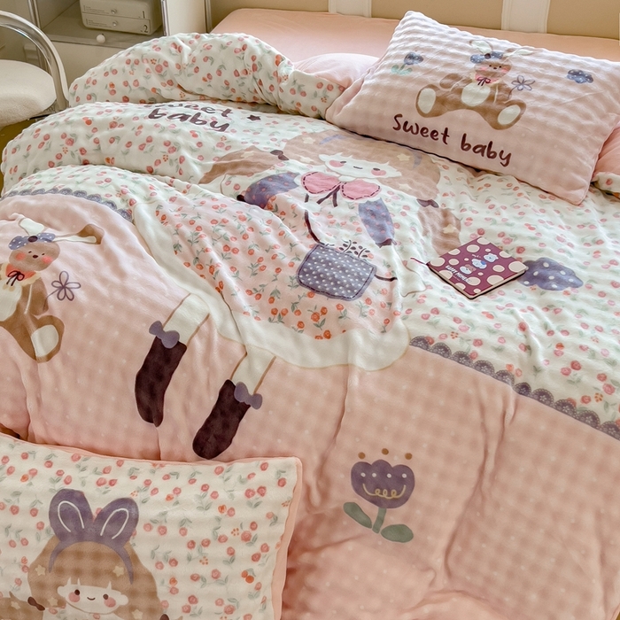 91家纺网 家纺一手货源 找家纺 摩妮卡 2025新款亲肤舒适泡泡绒大版卡通印花五件套 大版萌趣梦乡