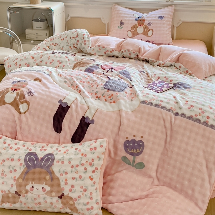 91家纺网 家纺一手货源 找家纺 摩妮卡 2025新款亲肤舒适泡泡绒大版卡通印花五件套 大版萌趣梦乡