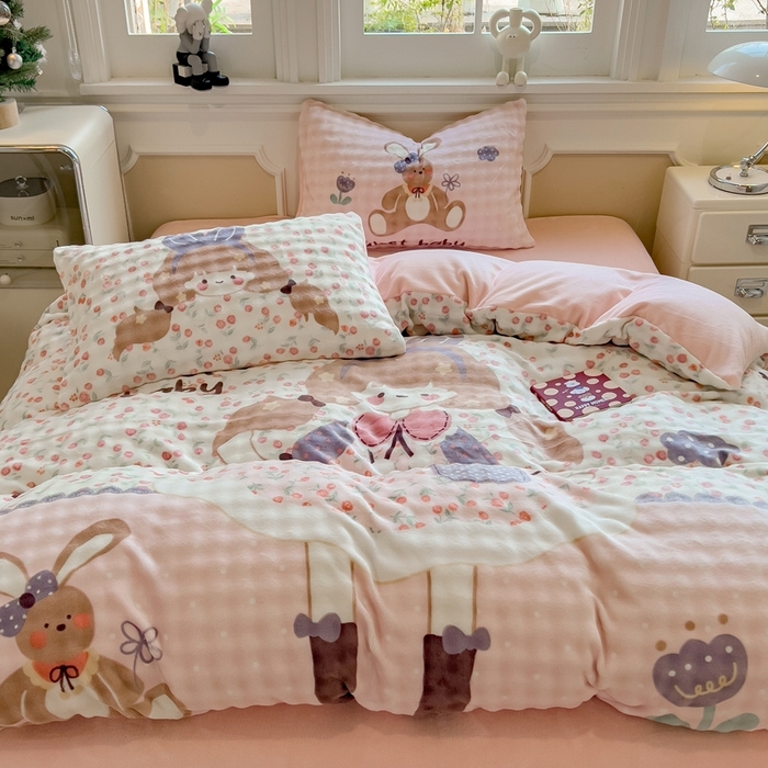 91家纺网 家纺一手货源 找家纺 摩妮卡 2025新款亲肤舒适泡泡绒大版卡通印花五件套 大版萌趣梦乡