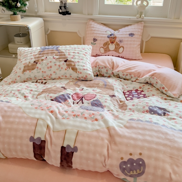 91家纺网 家纺一手货源 找家纺 摩妮卡 2025新款亲肤舒适泡泡绒大版卡通印花五件套 大版萌趣梦乡