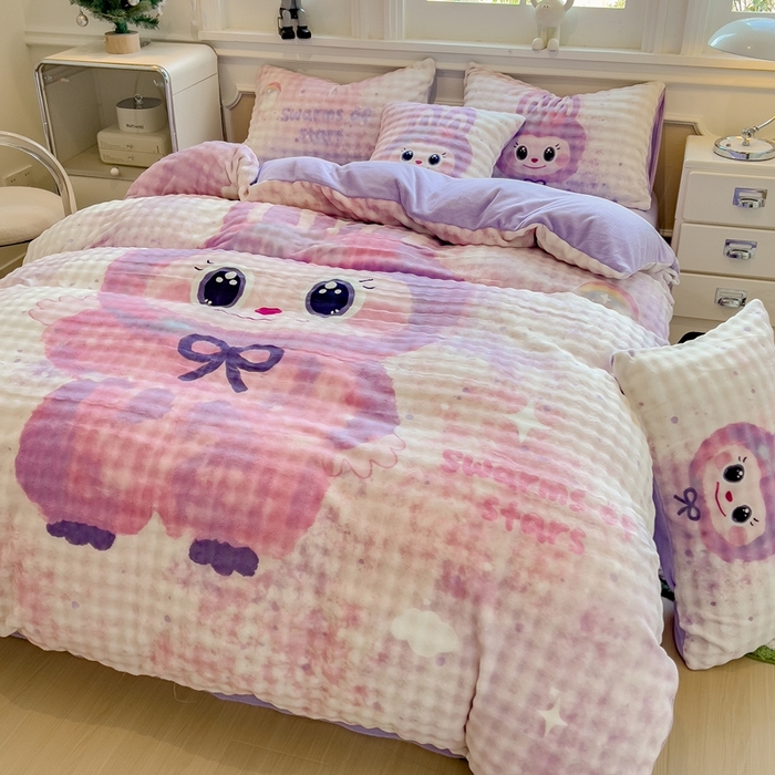 91家纺网 家纺一手货源 找家纺 摩妮卡 2025新款亲肤舒适泡泡绒大版卡通印花五件套 大版梦幻布布