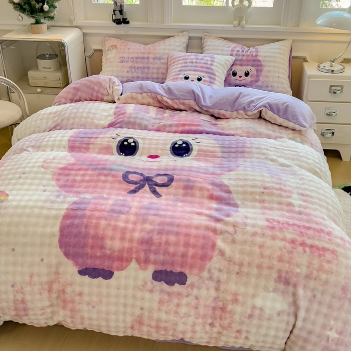 91家纺网 家纺一手货源 找家纺 摩妮卡 2025新款亲肤舒适泡泡绒大版卡通印花五件套 大版梦幻布布