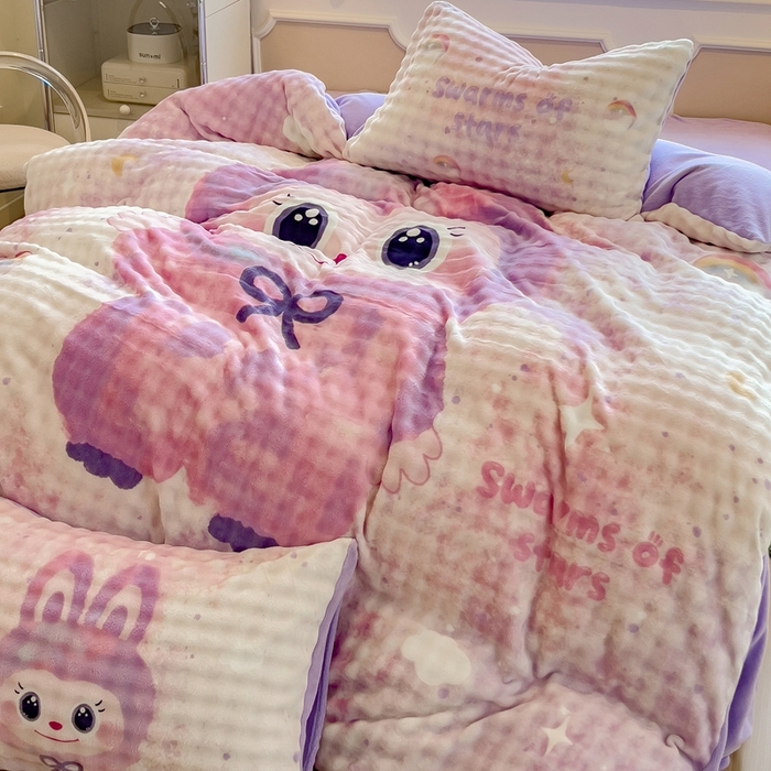 91家纺网 家纺一手货源 找家纺 摩妮卡 2025新款亲肤舒适泡泡绒大版卡通印花五件套 大版梦幻布布