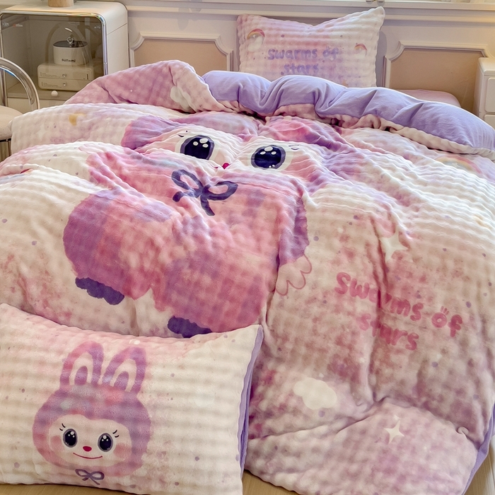 91家纺网 家纺一手货源 找家纺 摩妮卡 2025新款亲肤舒适泡泡绒大版卡通印花五件套 大版梦幻布布