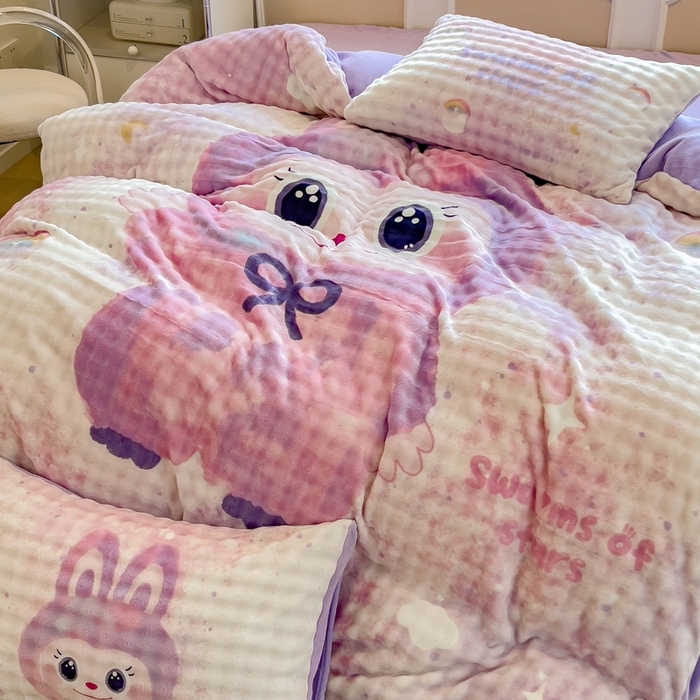 91家纺网 家纺一手货源 找家纺 摩妮卡 2025新款亲肤舒适泡泡绒大版卡通印花五件套 大版梦幻布布