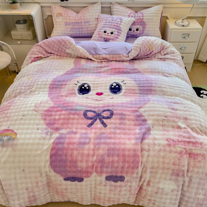 91家纺网 家纺一手货源 找家纺 摩妮卡 2025新款亲肤舒适泡泡绒大版卡通印花五件套 大版梦幻布布