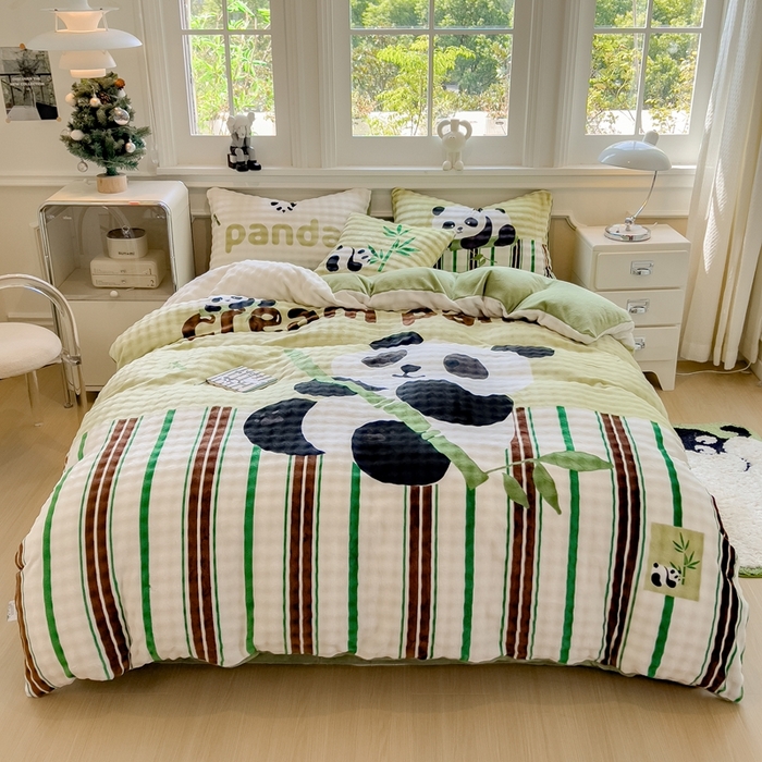 91家纺网 家纺一手货源 找家纺 摩妮卡 2025新款亲肤舒适泡泡绒大版卡通印花五件套 大版熊猫抱竹