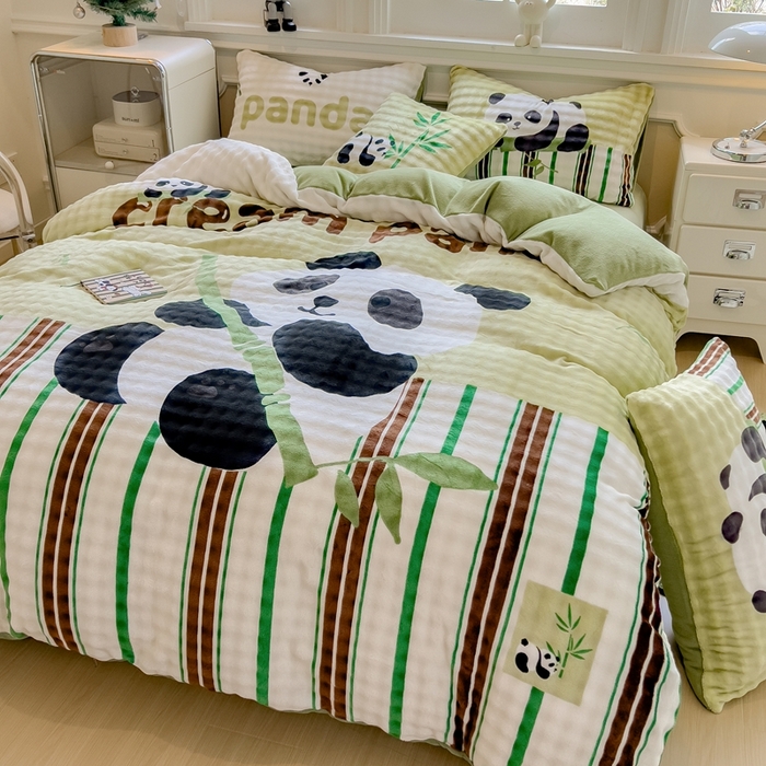 91家纺网 家纺一手货源 找家纺 摩妮卡 2025新款亲肤舒适泡泡绒大版卡通印花五件套 大版熊猫抱竹