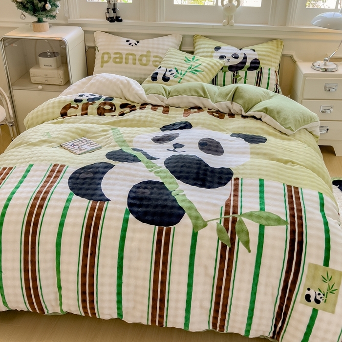 91家纺网 家纺一手货源 找家纺 摩妮卡 2025新款亲肤舒适泡泡绒大版卡通印花五件套 大版熊猫抱竹