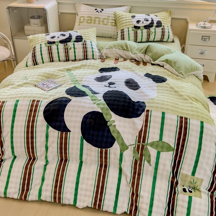 91家纺网 家纺一手货源 找家纺 摩妮卡 2025新款亲肤舒适泡泡绒大版卡通印花五件套 大版熊猫抱竹