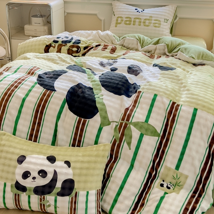 91家纺网 家纺一手货源 找家纺 摩妮卡 2025新款亲肤舒适泡泡绒大版卡通印花五件套 大版熊猫抱竹