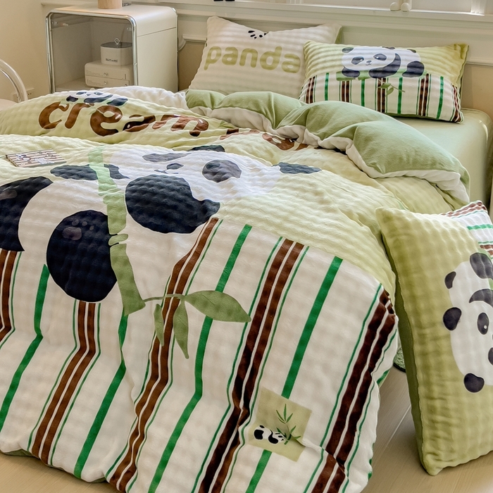 91家纺网 家纺一手货源 找家纺 摩妮卡 2025新款亲肤舒适泡泡绒大版卡通印花五件套 大版熊猫抱竹