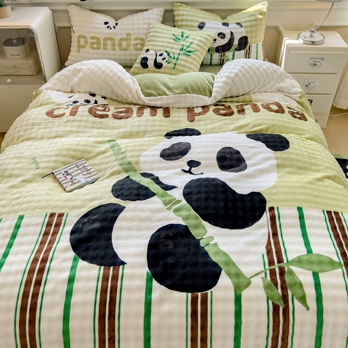 91家纺网 家纺一手货源 找家纺 摩妮卡 2025新款亲肤舒适泡泡绒大版卡通印花五件套 大版熊猫抱竹