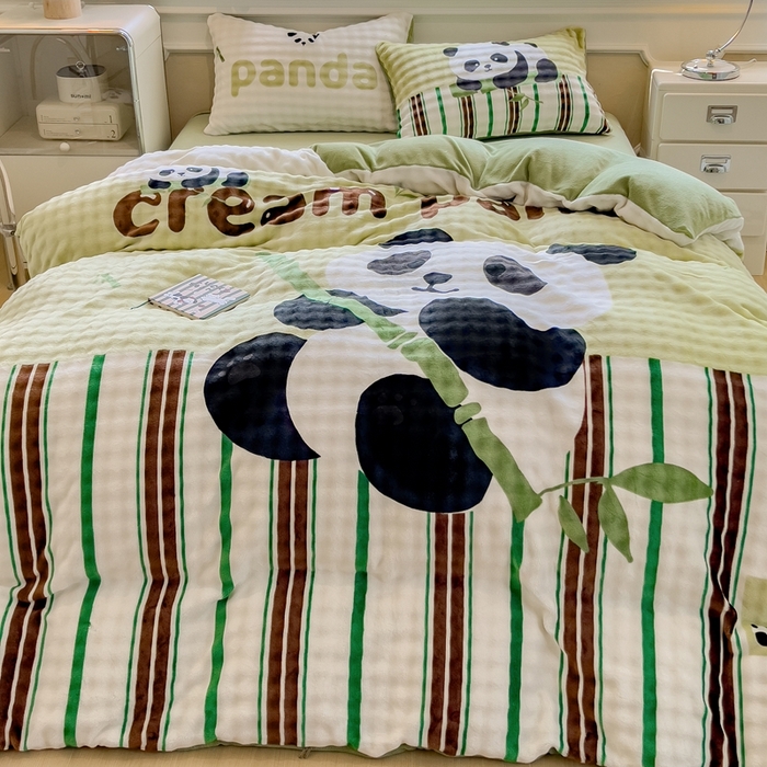 91家纺网 家纺一手货源 找家纺 摩妮卡 2025新款亲肤舒适泡泡绒大版卡通印花五件套 大版熊猫抱竹