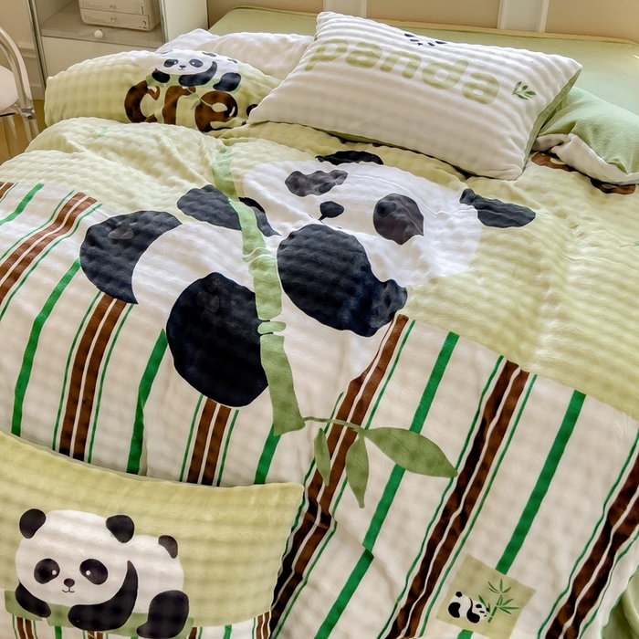 91家纺网 家纺一手货源 找家纺 摩妮卡 2025新款亲肤舒适泡泡绒大版卡通印花五件套 大版熊猫抱竹