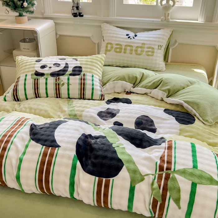 91家纺网 家纺一手货源 找家纺 摩妮卡 2025新款亲肤舒适泡泡绒大版卡通印花五件套 大版熊猫抱竹