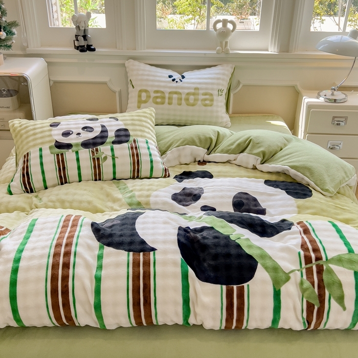 91家纺网 家纺一手货源 找家纺 摩妮卡 2025新款亲肤舒适泡泡绒大版卡通印花五件套 大版熊猫抱竹