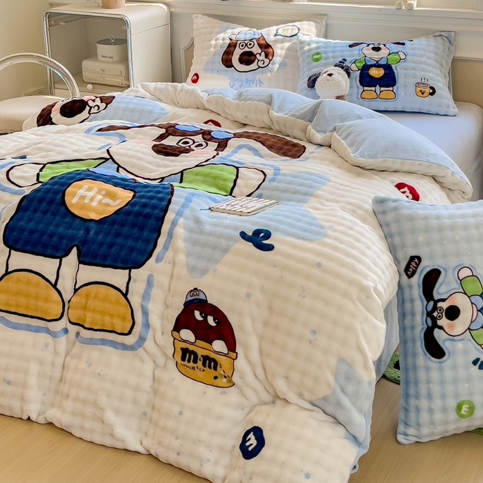 91家纺网 家纺一手货源 找家纺 摩妮卡 2025新款亲肤舒适泡泡绒大版卡通印花五件套 大版眼镜萌狗