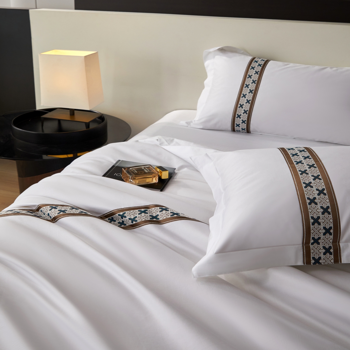 91家纺网 家纺一手货源 找家纺 诚臻/安力森 25年新款酒店织带四件套 暗奢谧境