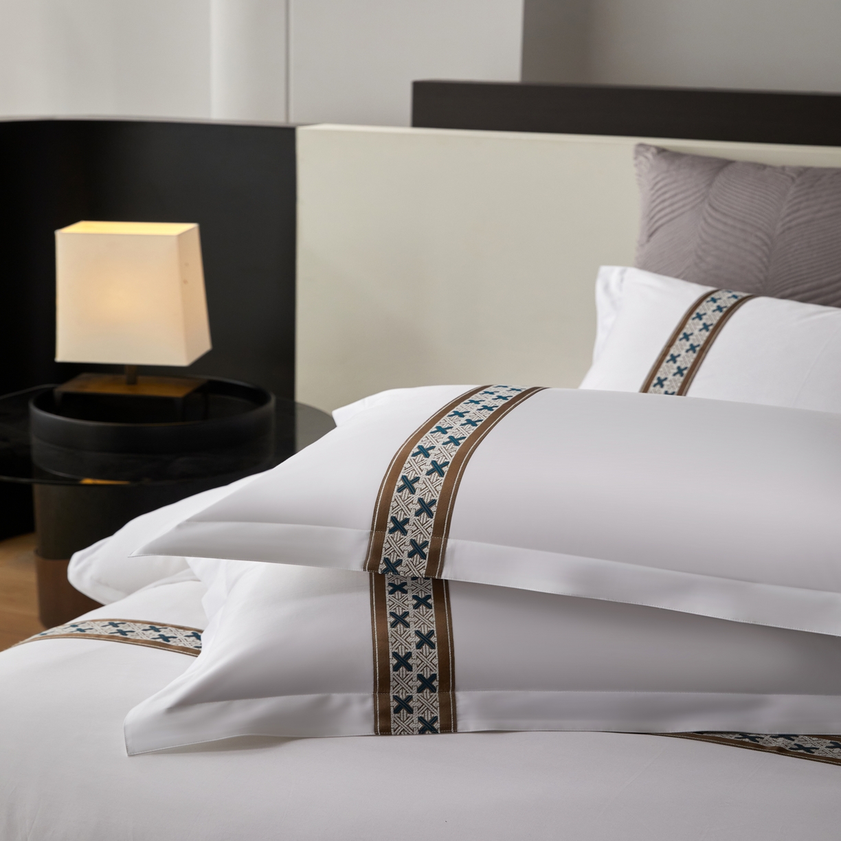 91家纺网 家纺一手货源 找家纺 诚臻/安力森 25年新款酒店织带四件套 暗奢谧境