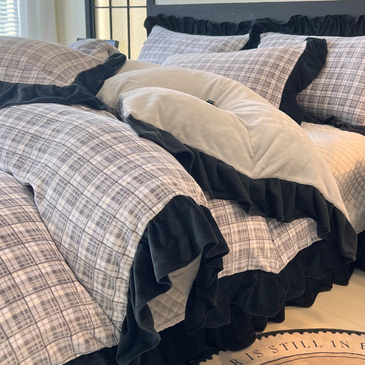 91家纺网 家纺一手货源 找家纺 （总）慕希家纺 2025新款高克重牛奶绒花边床盖款四件套-格律时尚