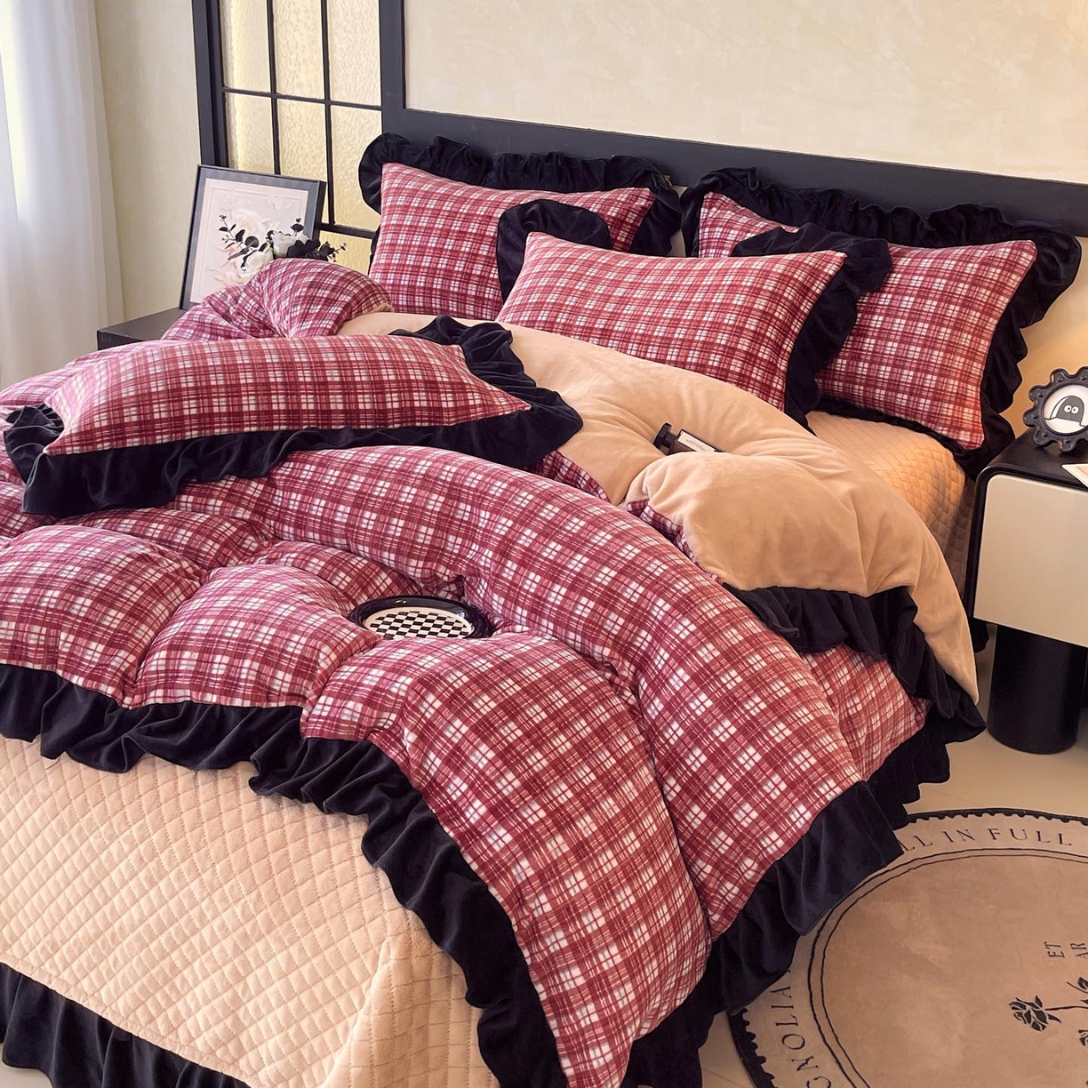 91家纺网 家纺一手货源 找家纺 慕希家纺 2025新款高克重牛奶绒花边床盖款四件套-格律时尚 格律时尚-红