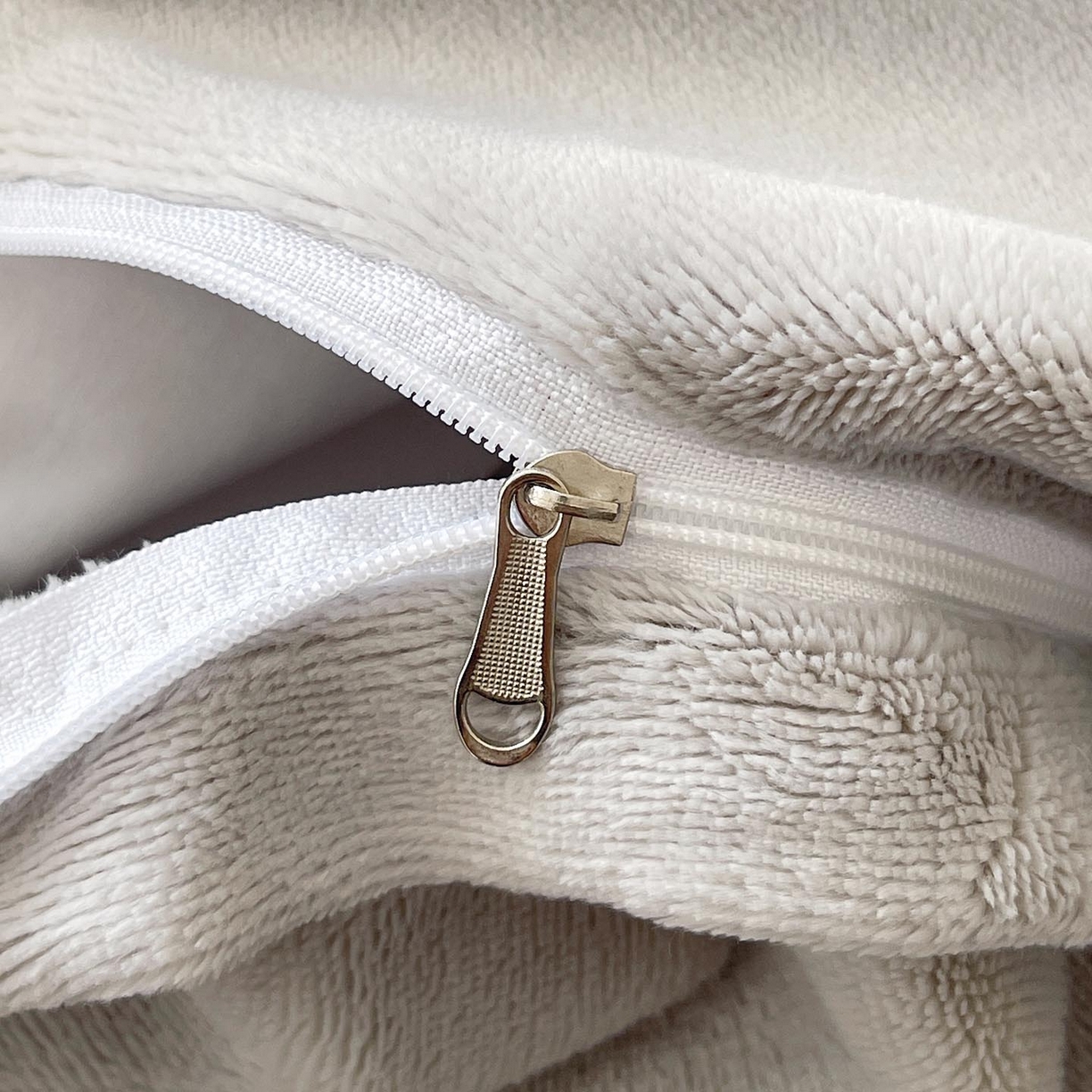 91家纺网 家纺一手货源 找家纺 慕希家纺 2025新款高克重牛奶绒花边床盖款四件套-格律时尚 格律时尚-灰