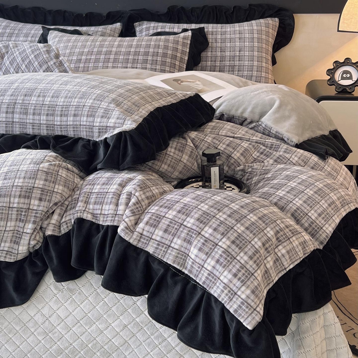 91家纺网 家纺一手货源 找家纺 慕希家纺 2025新款高克重牛奶绒花边床盖款四件套-格律时尚 格律时尚-灰